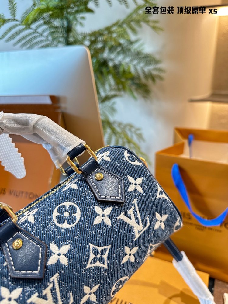 Top original order p260
LV Speedy Nano is now available at a great price~
LV Speedy Nano Limited Edition Denim
Gradient denim crossbody bag handbag
Size: 16.5x11 cm, brand new
Premium cool and cute can't be too cute
Who can refuse the good price of s...