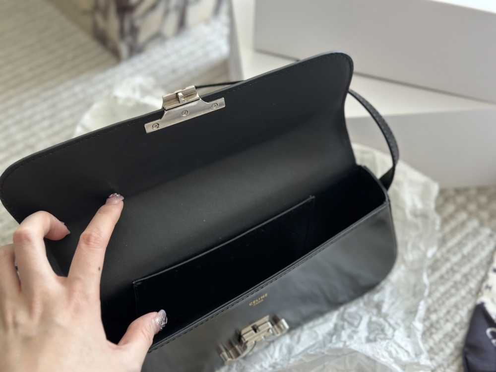 230 box
size：28*12cm
Celine's new black silver LOLA handbag
The new season's LOLA silver hardware color scheme is even more cool and vibrant