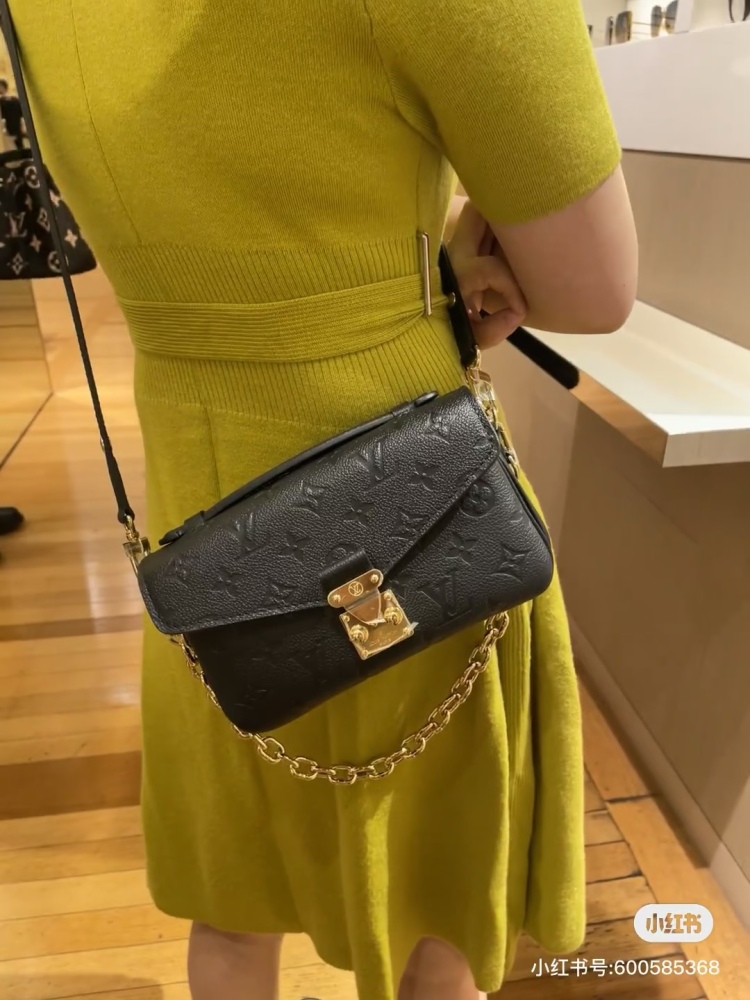 LV black genuine leather small mailman bag
A versatile LV bag with diverse styles and fashionable designs that are easy to match