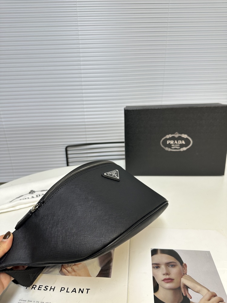 The latest Prada cross chest bag/waist pack! PVC model 2VH033 classic and versatile! Super textured and comfortable to the touch, with meticulous workmanship. Made of Taiwanese fabric, it is definitely a bag with a very high sex ratio, inheriting the...