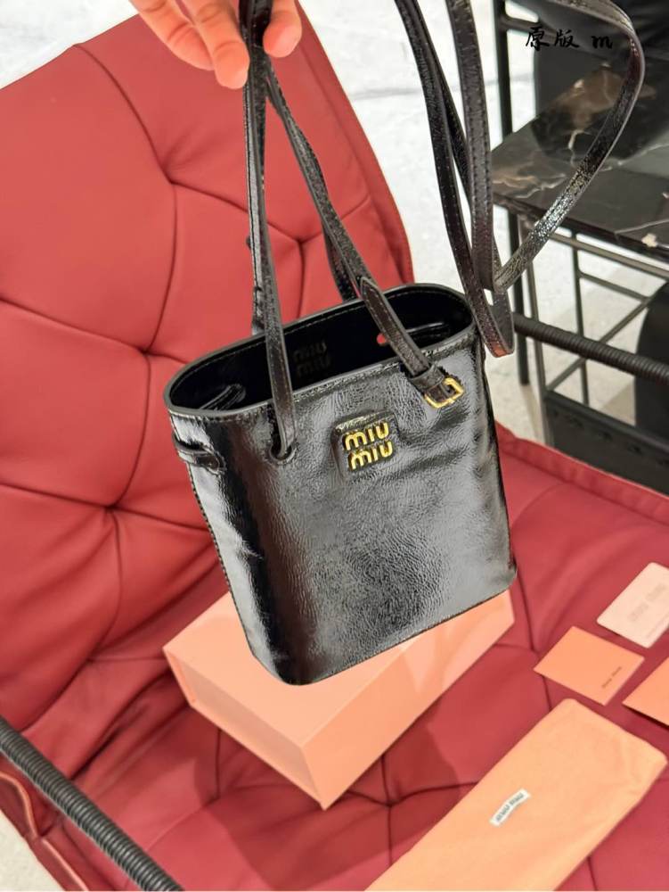 Oil wax cowhide
Miumiu recommends new small water bucket oil wax leather
The newly released oil wax leather material small water bucket this year feels too comfortable to touch, and the space capacity is very practical
Sisters who usually go out with...