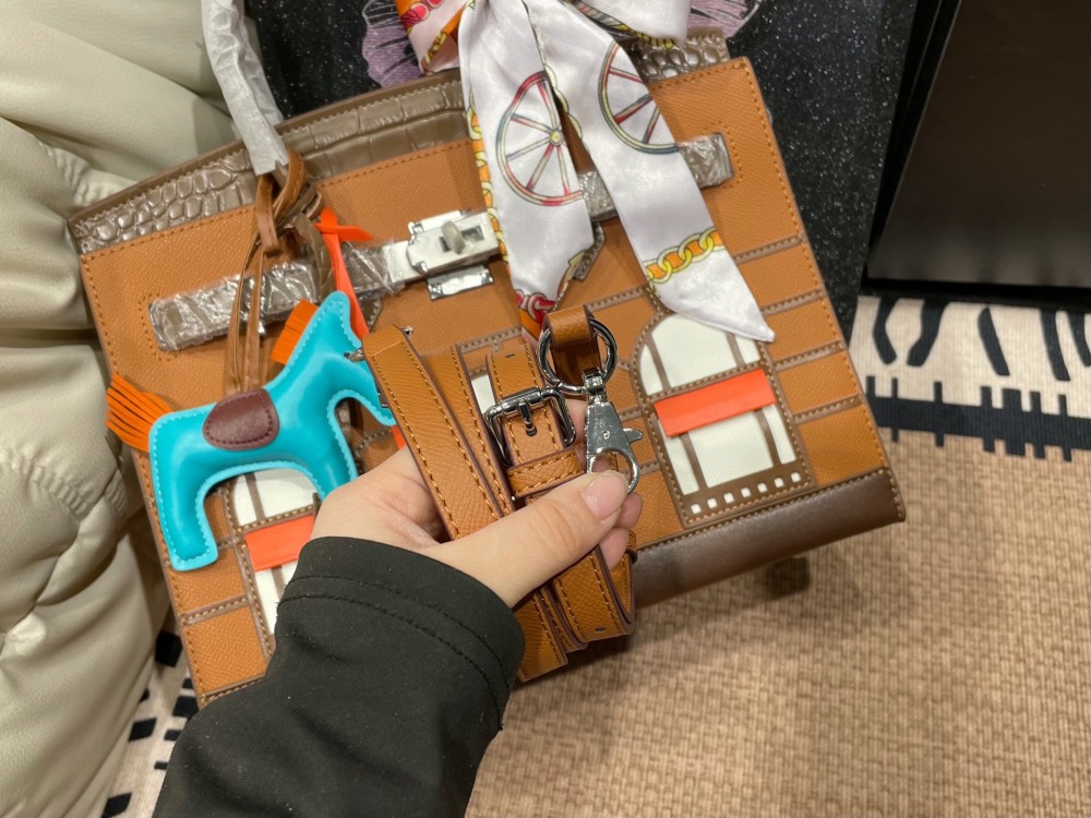 Folding box ? Airplane Box
Hermes new Birkin house handbag
The elements of the house seem to bring fairy tales into reality
Unique and adorable, absolutely eye-catching ??
Open the mouth, pick up the casual, lazy and buckle up temperament
Exqui...