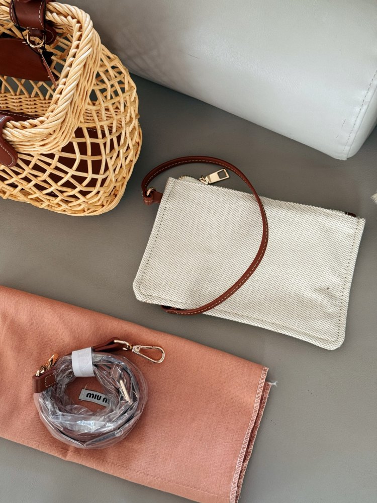 250 boxes
size：24*18cm
Miumiu Summer Limited Edition|
New woven vegetable basket
A chaotic hobo bamboo woven bag with a raging fire
The cute cowhide iconic logo becomes a highlight, it's so beautiful