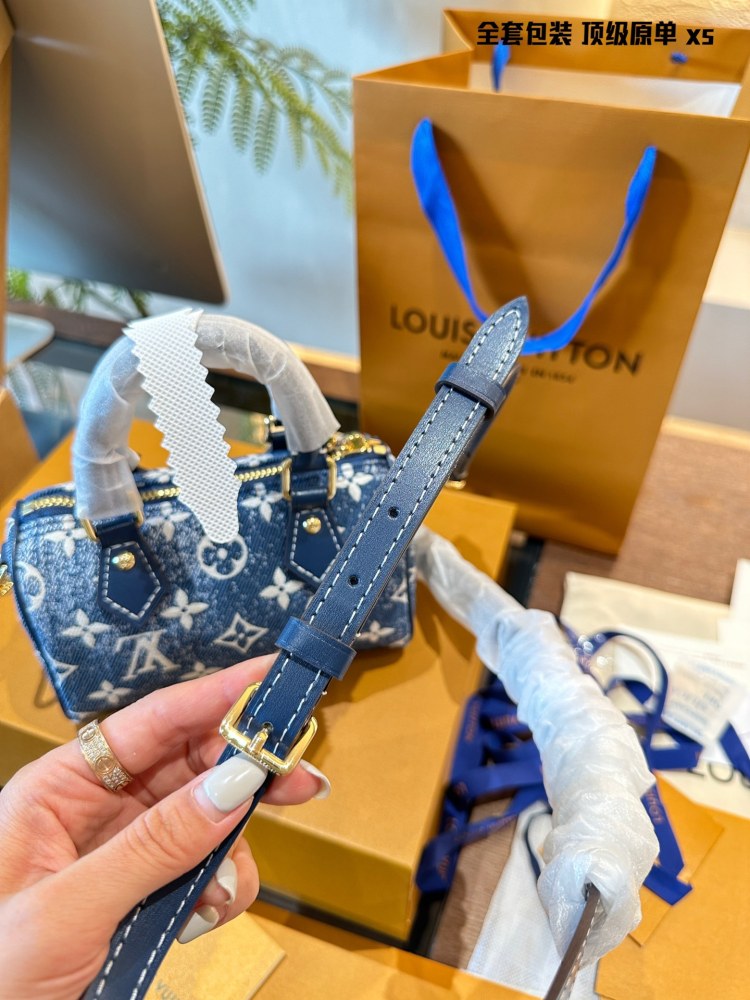 Top original order p260
LV Speedy Nano is now available at a great price~
LV Speedy Nano Limited Edition Denim
Gradient denim crossbody bag handbag
Size: 16.5x11 cm, brand new
Premium cool and cute can't be too cute
Who can refuse the good price of s...