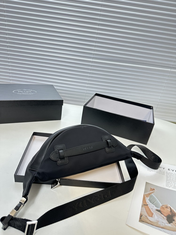 The latest Prada cross chest bag/waist pack! Model 2VH938 classic and versatile! Super textured and comfortable to the touch, with meticulous workmanship. Made of Taiwanese fabric, it is definitely a bag with a very high sex ratio, inheriting the cla...