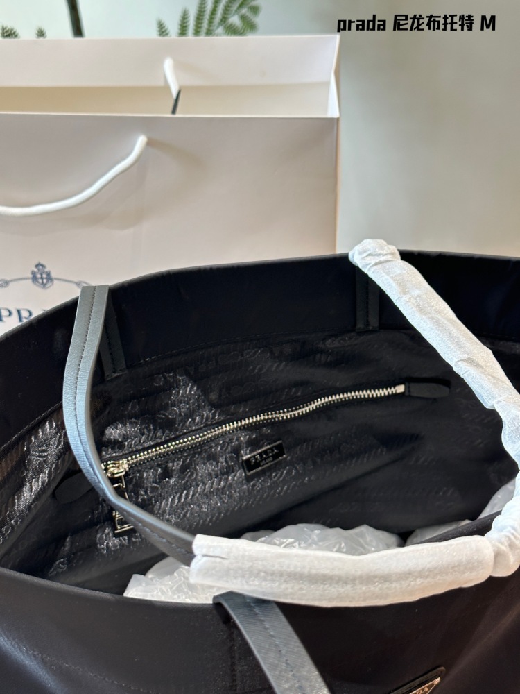 Prada。 P190 comes with a box
This medium-sized tote bag is made of innovative recycled nylon fabric, with a simple and stylish design. The bag is equipped with exquisite Saffiano leather handles, adorned with the iconic enamel coated triangular met...