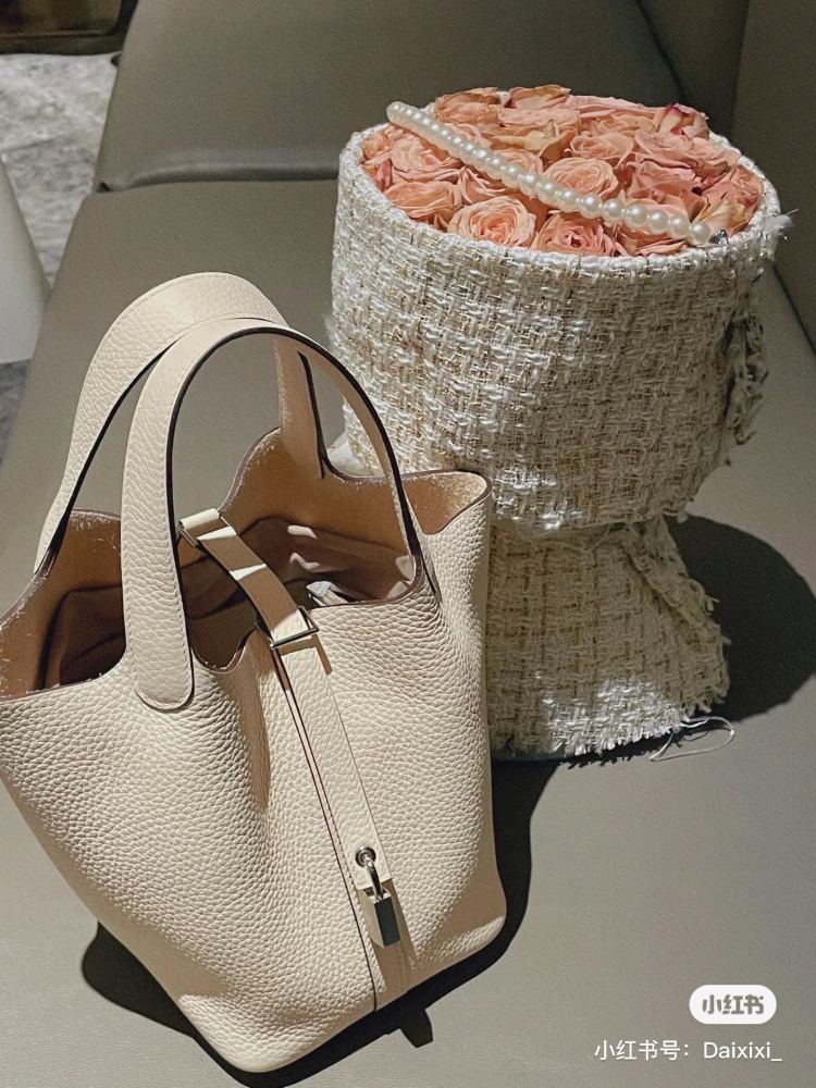 Hermes Basket 18 Cream Silver Buckle
Full Hermes Basket 18 Cream Silver Buckle Gentle and Elegant Z-Carving Attachment Box Dust Bag.