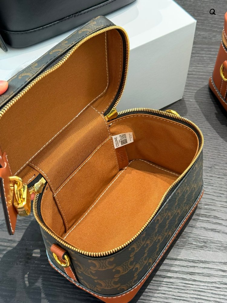 p215
CELINE VANITY Makeup Box Bag ●●●
This classic makeup bag is made from MAISON CELINE's makeup bag, and this season it has a new look in the handbag series. The size is well made, and the makeup bag is practical, versatile, and exquisite. Th...