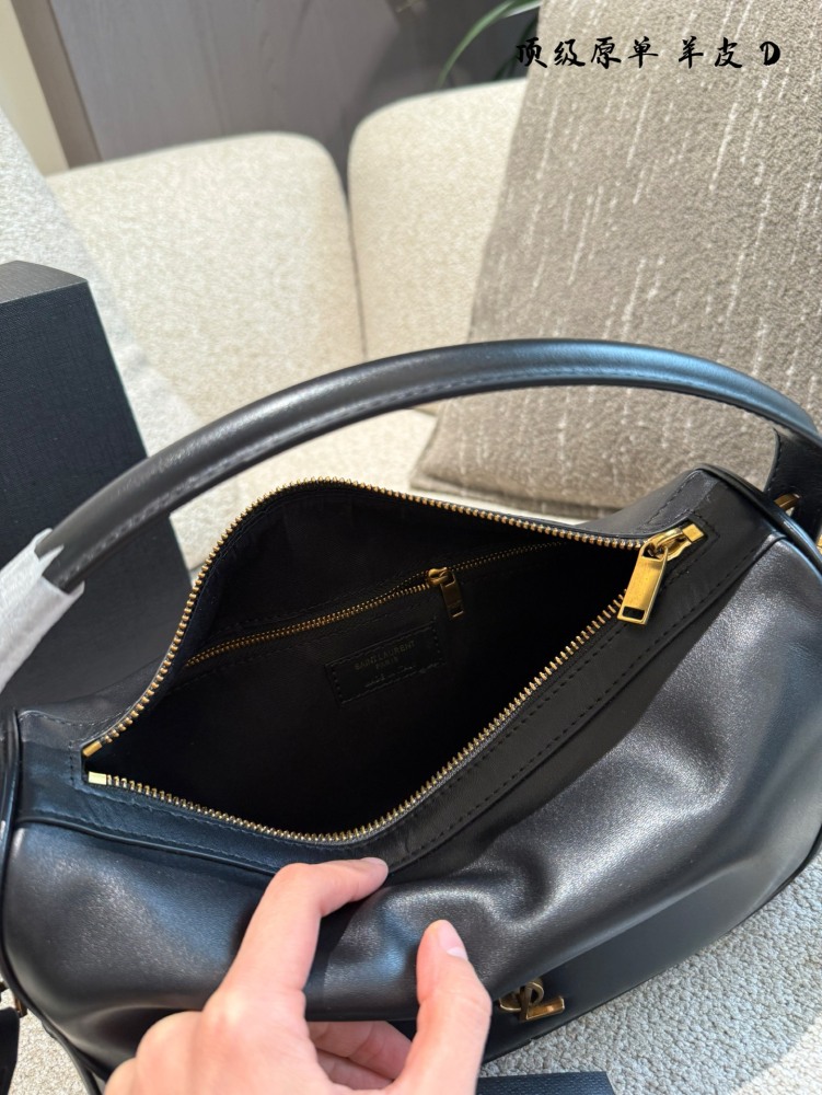 YSL sheepskin p370
Camera Supply bag_ Lunch box bag
This handbag is a spacious shoulder bag with a cowhide leather base and a soft body. Made of Napa cowhide leather, with zipper closure, this hammock features a stylish design that looks great on bot...