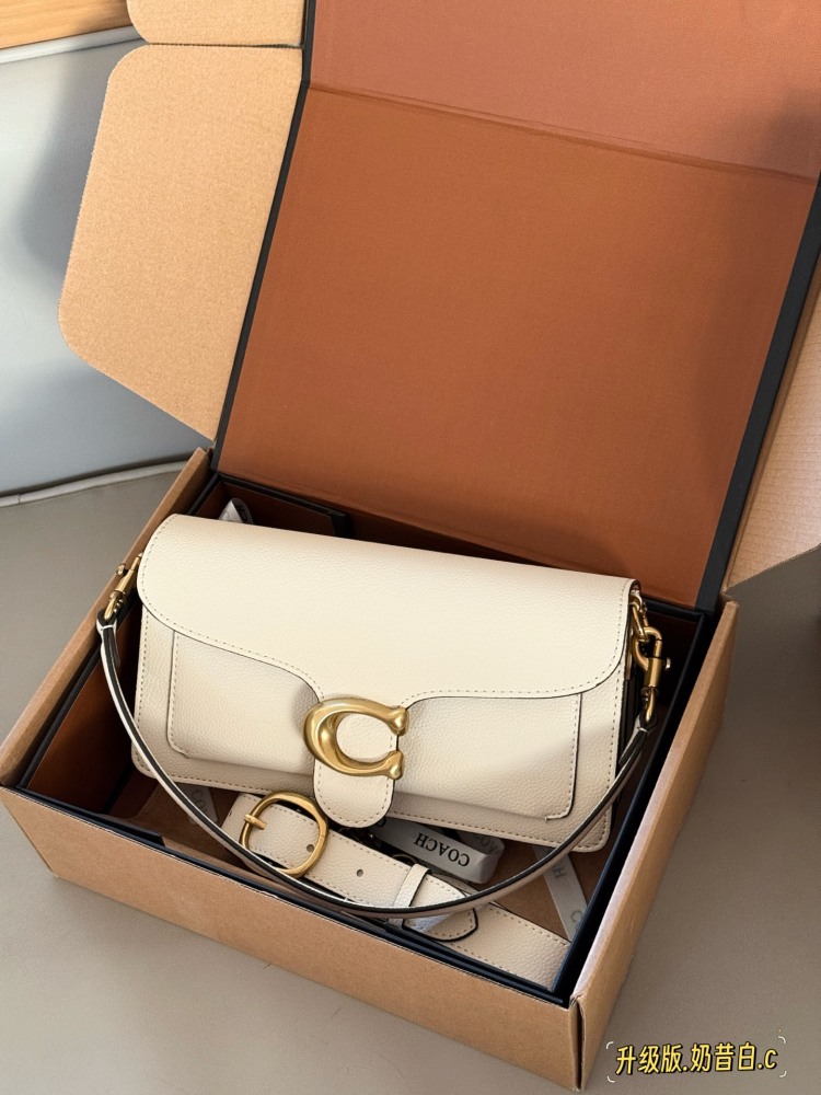 255 box upgrade version
size：25*15cm
Versatile artifact - tabby
C's Wine God Tabby
Milk white is super beautiful!
Engraving of Coach on Hardware
Full of small details
Equipped with leather straps for both shoulders!