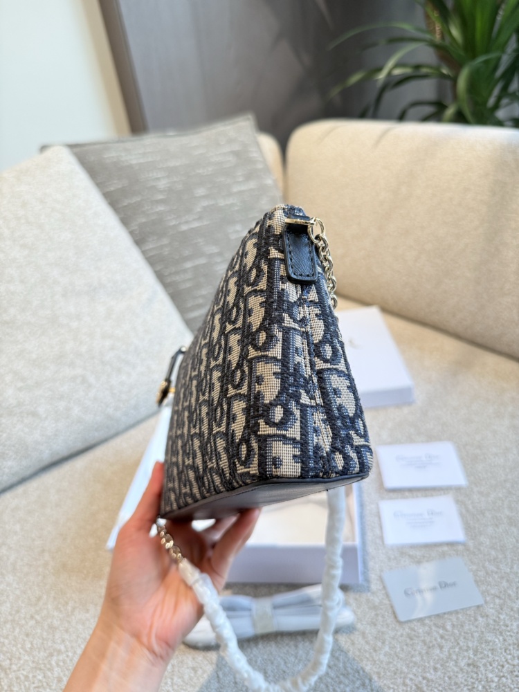 Original Embroidered P260 Leather Matching
New MISS DIOR Mini Chain Bag 2024 Early Spring NEW
Classic rattan plaid elements, made of lambskin material and paired with a short chain, can be carried by hand or worn under the armpit
Long shoulder straps...