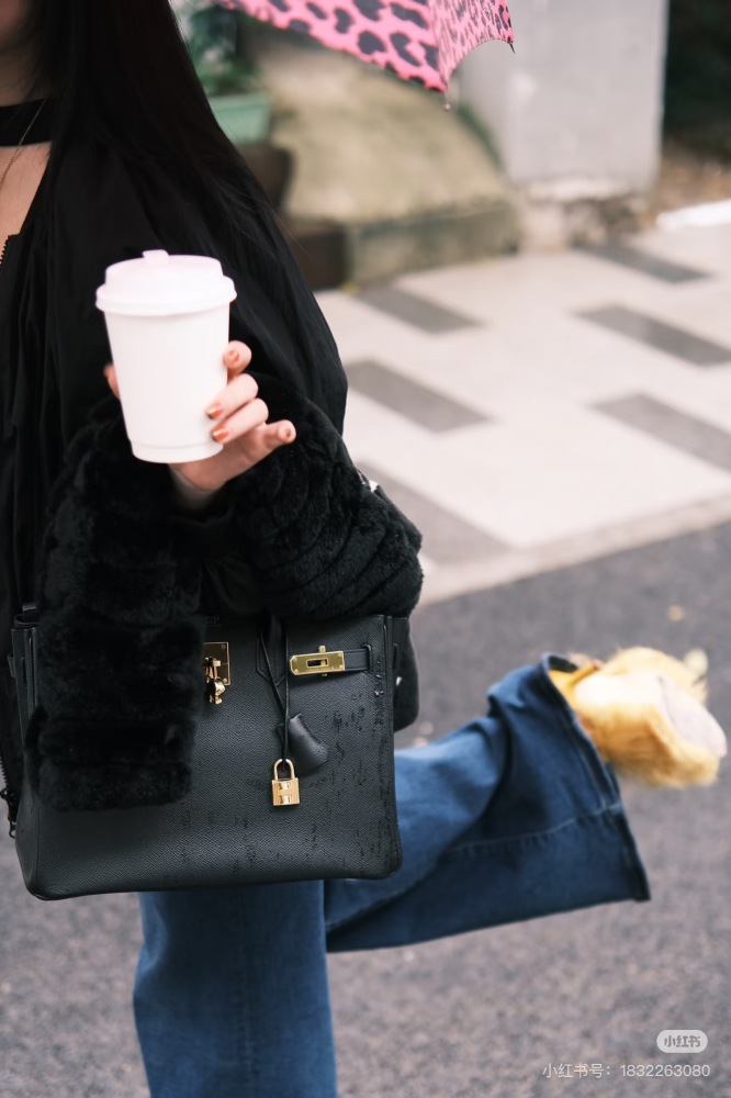 Hermes Birkin 30 | Classic Creation
TT Hermes Birkin 30, that's a god like presence in the fashion industry! Its design is simple and grand, without any unnecessary decorations, yet it exudes an elegant style. Every line is smooth and natural, perfec...