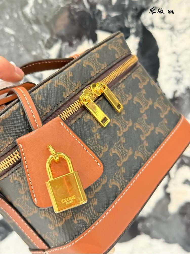 p240
CELINE VANITY Makeup Box Bag ●●●
This classic makeup bag is made from MAISON CELINE's makeup bag, and this season it has a new look in the handbag series. The size is well made, and the makeup bag is practical, versatile, and exquisite. Th...