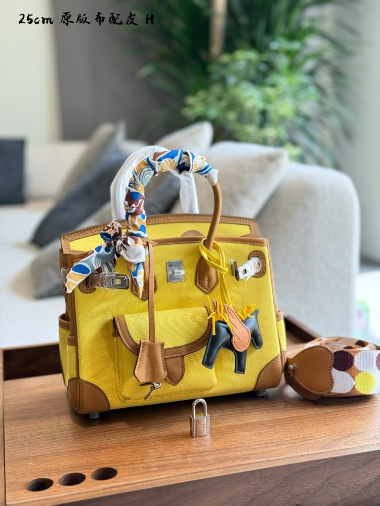 p395
Hermes cargo25 silver buckle canvas patchwork lemon yellow day
Hermes Birkin25 cargo25 silver buckle canvas patchwork lemon yellow
Today, as I approached the flower path, I felt like spring had arrived. I felt that the canvas bag was lightweight...