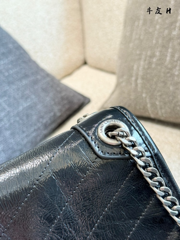 YSL | Popular Niki Baby Black Silver D-Button Oil Wax Leather Black YSL Button Decoration
More advanced and unique
YSL Niki Postman Bag Pure Leather P290p300
The collision of silver chain and black wax skin
It is the best interpretation full of perso...