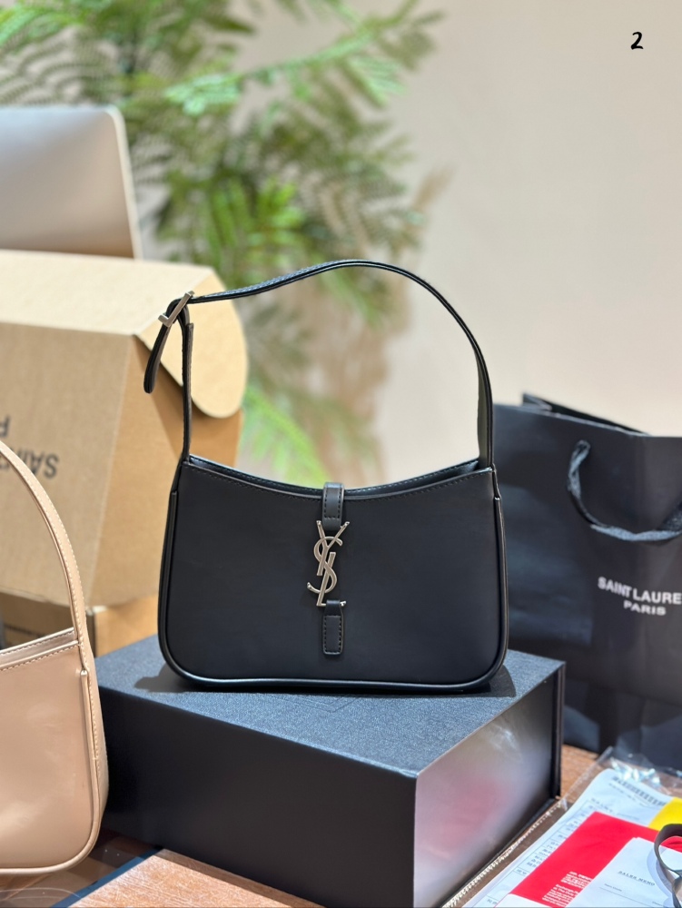 p230
Saint Laurent YSLLE5A7 black gold logo bag with hook and loop closure design
Size 23x16x6.5 centimeters, simple and low-key bag shape, huge beauty and versatility on the upper body, super revealing temperament
