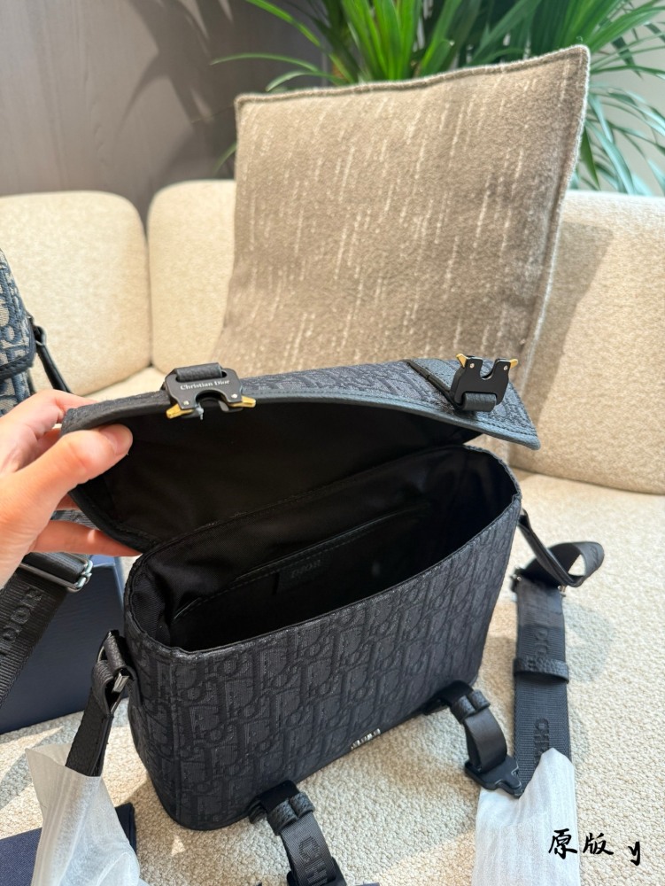 p280
Caught by Dior's new bag!  Who can withstand this
Family members, who knows?  Dior's new bag is simply insane!   
Classic elements, retro yet fashionable, every glance is heart wrenching. The collision of black and beige tones is simple yet soph...