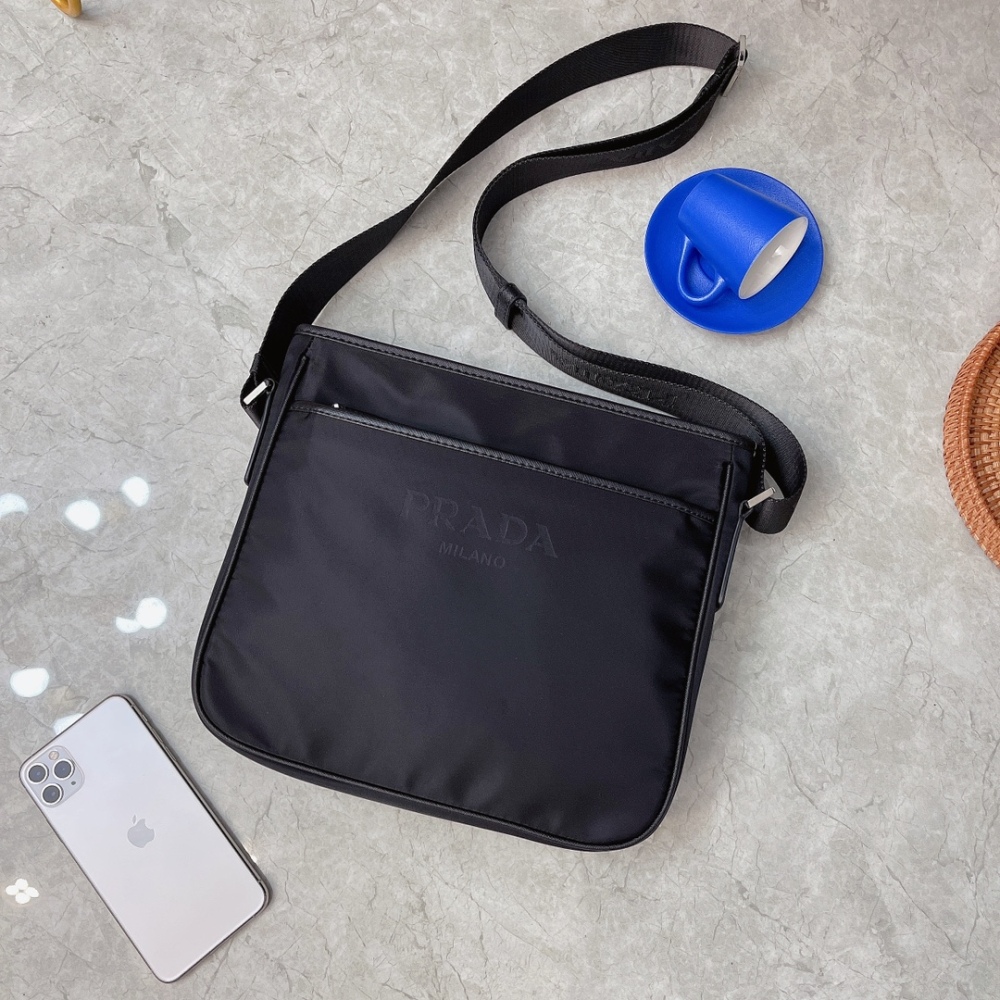 Prada PRADA's latest horizontal shoulder crossbody bag is now available for shipment. It is a high-end luxury original board made of imported waterproof fabric with a cross patterned top layer cowhide. The luxury triangle mark hardware features a cle...