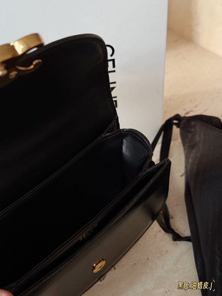 250 box cowhide
size：16*12.5cm
Celine's latest Arc de Triomphe handbag is here!
Between the medium-sized bag and the mini bag
One size
Both practical and cute enough!
I can't put down my phone