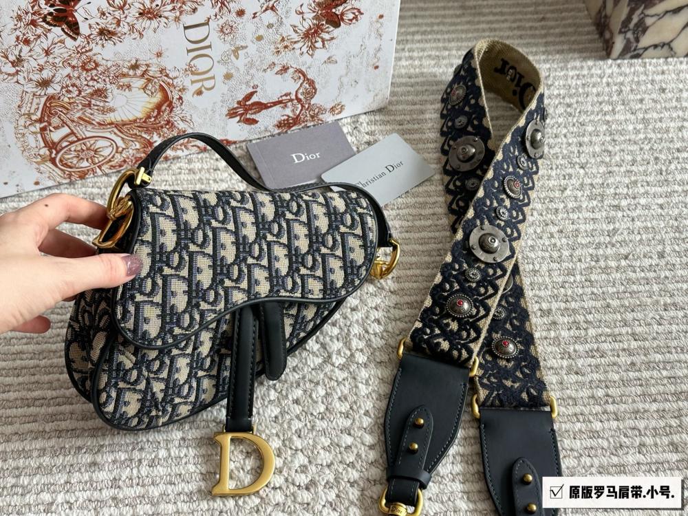 289.299 box (Roman shoulder strap)
Size: 25cm * 20cm (large)
18cm * 15cm (small)
Upgraded version shipment ?
D Family Old Flower Saddle Bag
Equipped with deep blue cowhide long shoulder straps
Search for Dior