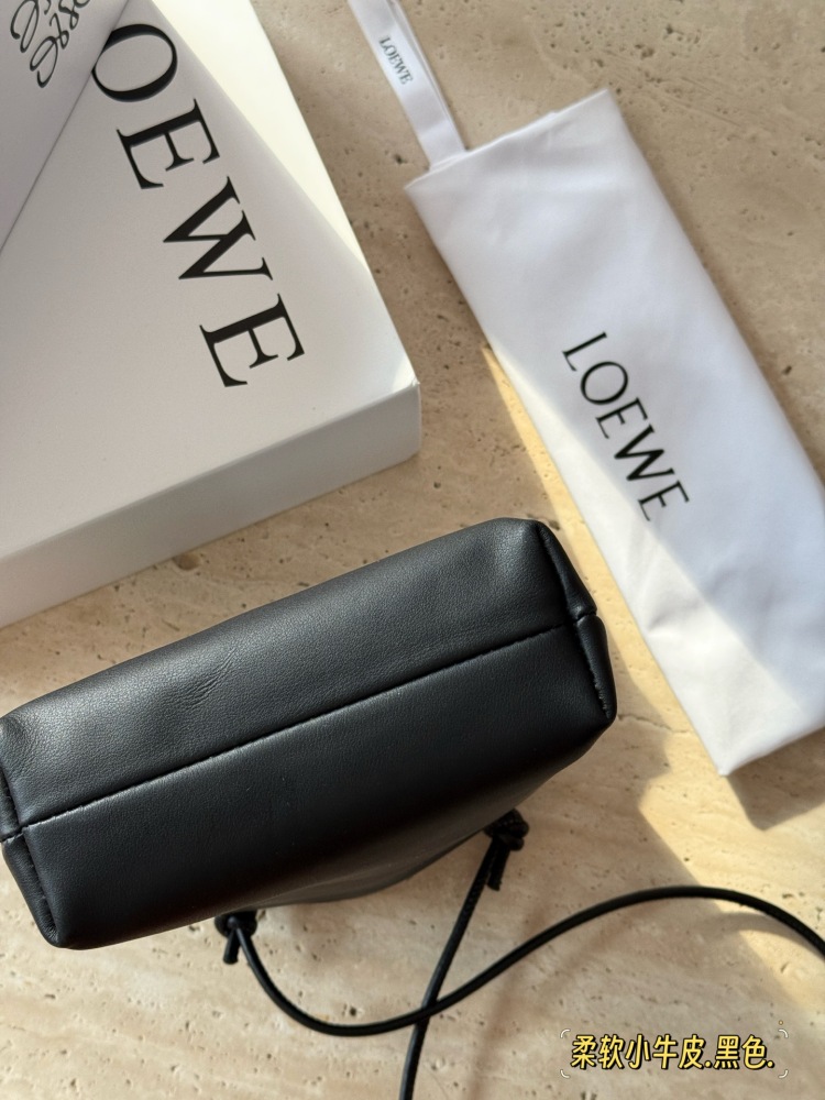 235 box cowhide
size：17*21cm
Loewe's new pebble pouch
Exquisite and compact
Zundu is very beautiful and soft
The material of calf leather feels very comfortable to the touch