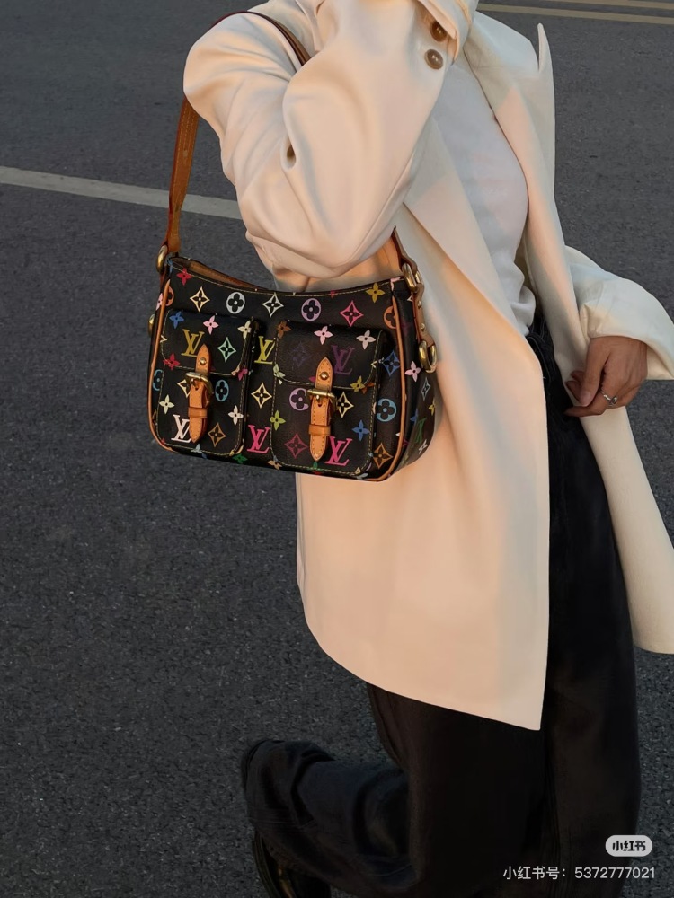 Without a black and white tri color series, it's hard to say that you're an LV expert - LV Village Shanglong not only represents classic beauty
It also represents unique value
-This beautiful black tricolor is extremely rare and precious.
As a popula...
