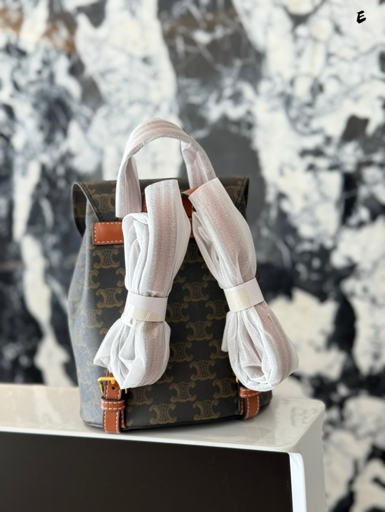 p245
The CELINE new small book bag B has been planted with grass
CELINE's new small backpack is a bit easy to carry!  ! ! New backpack BONNIE
Compared to the previous bag, it has a wider and fuller shape. The Cb Triumphal Arch buckle's support hit me...