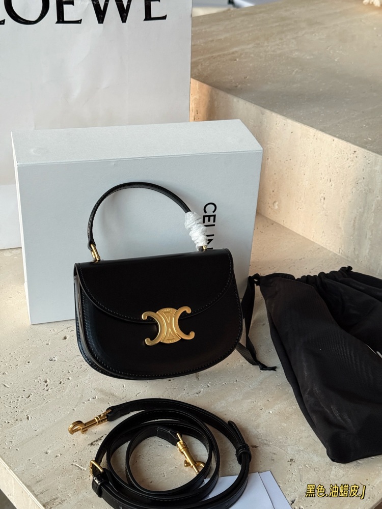 250 box cowhide
size：16*12.5cm
Celine's latest Arc de Triomphe handbag is here!
Between the medium-sized bag and the mini bag
One size
Both practical and cute enough!
I can't put down my phone