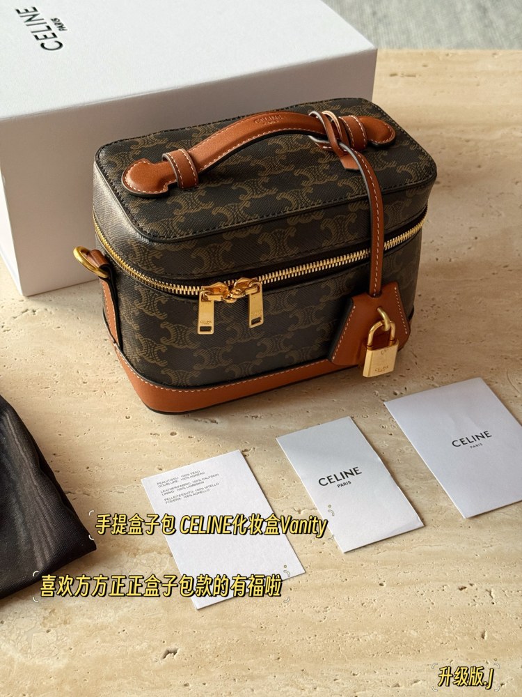 245 box upgrade version
size：18*18
Celine presbyopia box bag
A makeup box bag with perfect attention to detail
Spring and summer new box bag
Handheld and slanted back, it looks good to knock on~