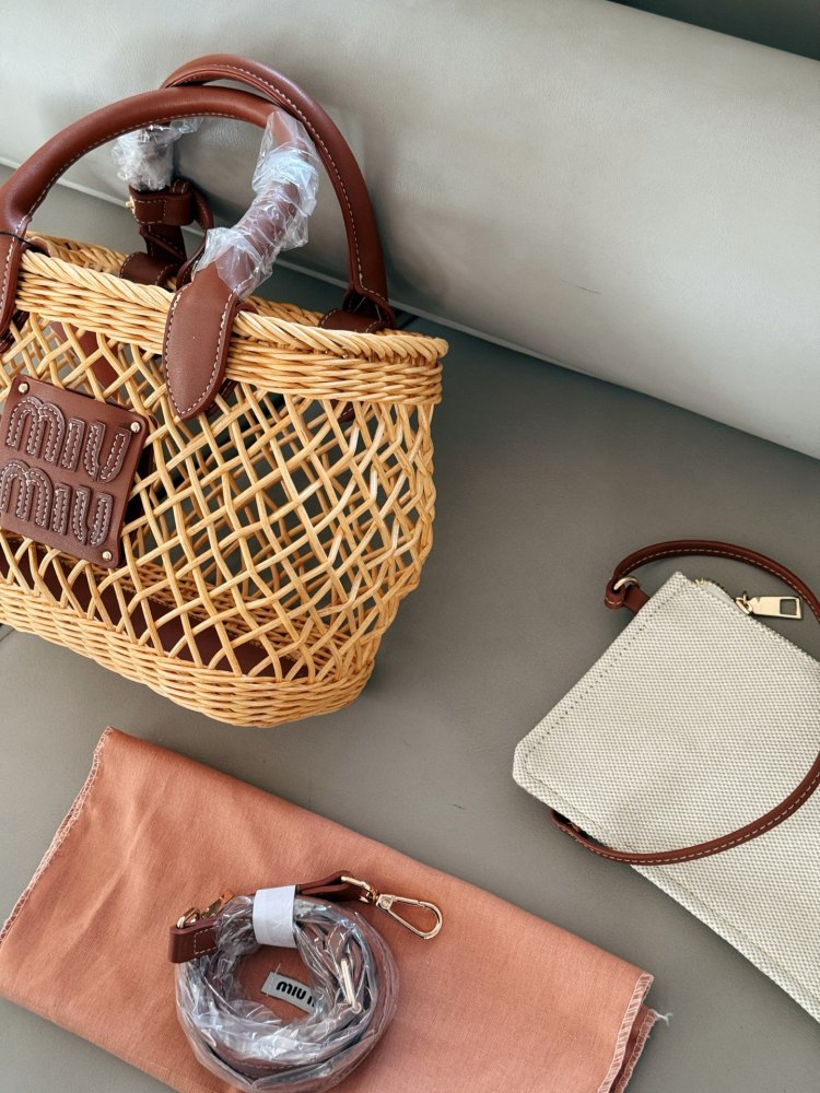 250 boxes
size：24*18cm
Miumiu Summer Limited Edition|
New woven vegetable basket
A chaotic hobo bamboo woven bag with a raging fire
The cute cowhide iconic logo becomes a highlight, it's so beautiful