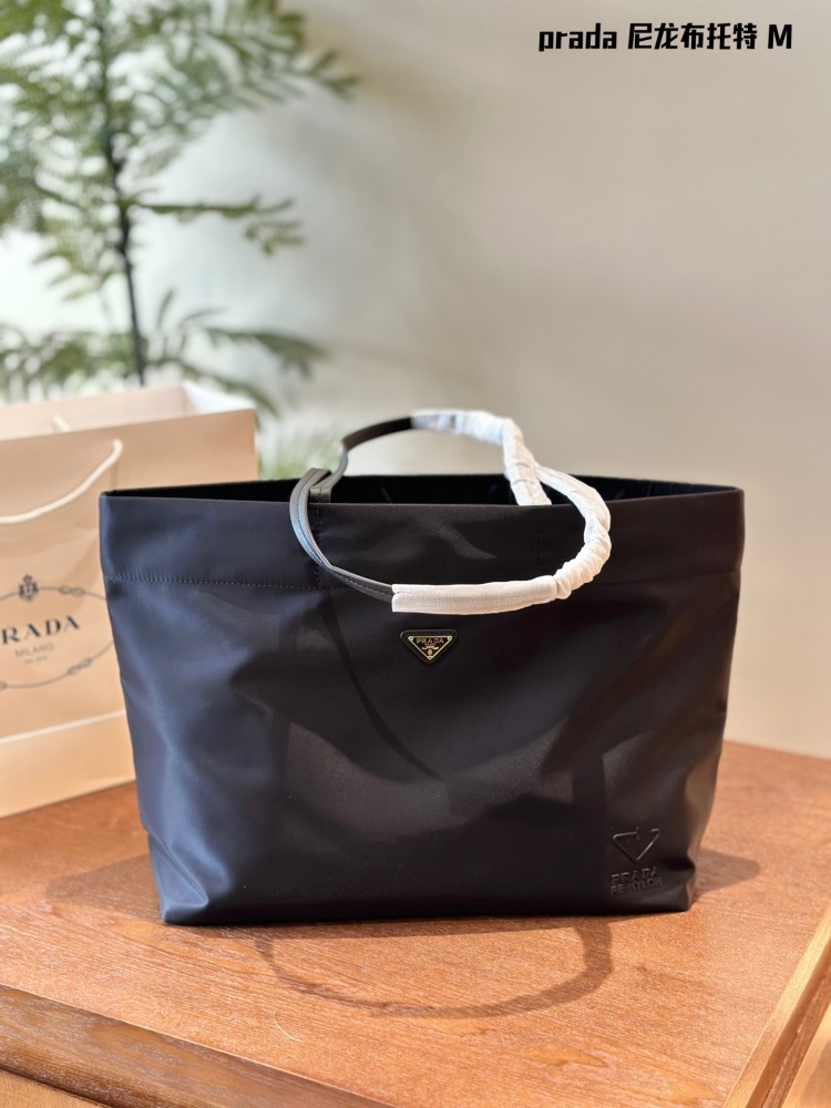 Prada。 P190 comes with a box
This medium-sized tote bag is made of innovative recycled nylon fabric, with a simple and stylish design. The bag is equipped with exquisite Saffiano leather handles, adorned with the iconic enamel coated triangular met...