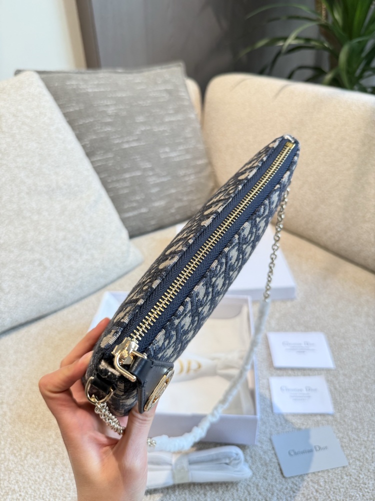 Original Embroidered P260 Leather Matching
New MISS DIOR Mini Chain Bag 2024 Early Spring NEW
Classic rattan plaid elements, made of lambskin material and paired with a short chain, can be carried by hand or worn under the armpit
Long shoulder straps...