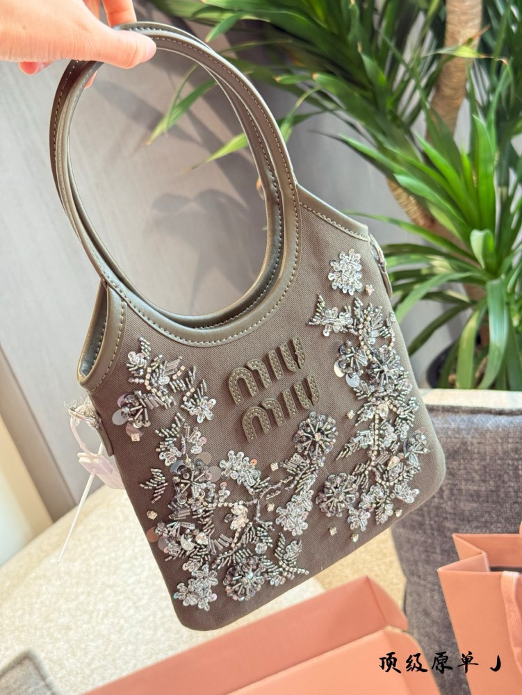 p420
Miu Miu canvas ivy, no one can resist its beauty
Miumiu Handmade Bead Series
The actual product is too dazzling. 15 × 20 pictures, complete packaging