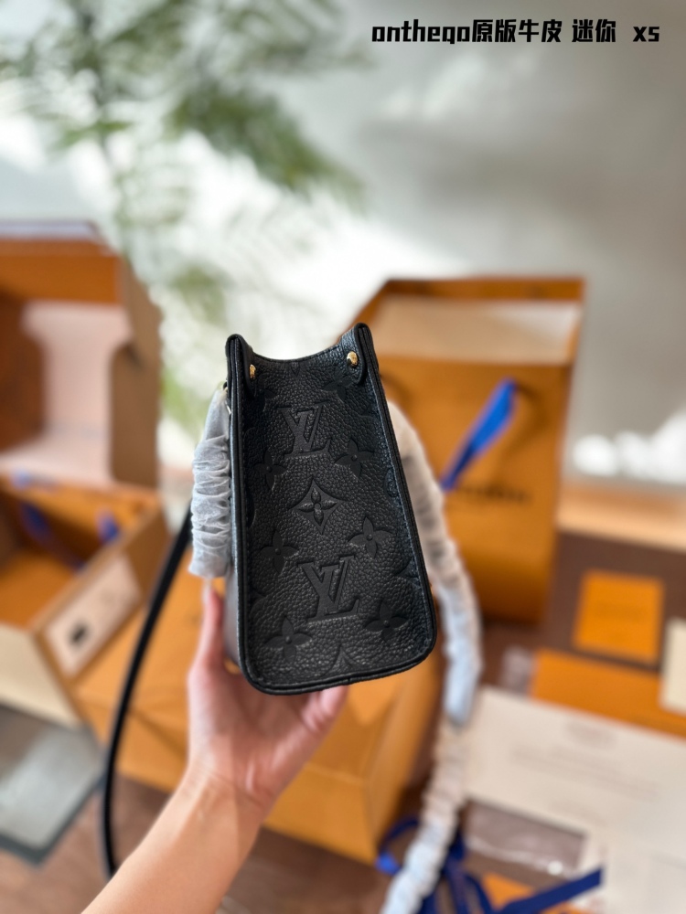 p365
Original cowhide, new mini model
Iv on the go tote can also be sweet and cool
The all-new LV on the go mini tote is high-end and can be slung diagonally. It measures 20 × 19 * 11.5cm and comes with a complete set of new airplane box packaging