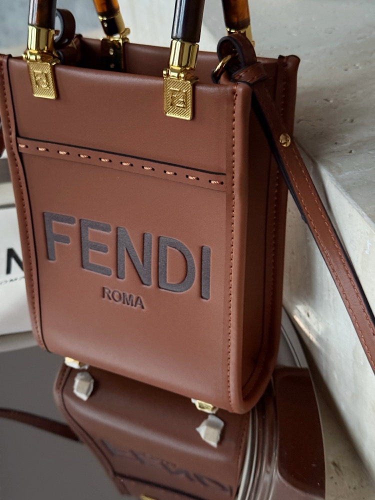225 boxes
size：13*18cm
Exquisite small bag
FENDI Super Hot F Home
sunshine mini tote~
A small and exquisite bag
Classic retro style, fashionable and durable!