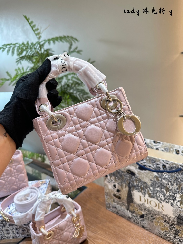 p245 p250
Dior Lady Pearl Powder | My Brightest Star in My Heart
Dior Princess Pearl Powder, this three grid configuration is equipped with thin metal chains that can be disassembled, exuding a delicate and delicate appearance. The super desired pear...
