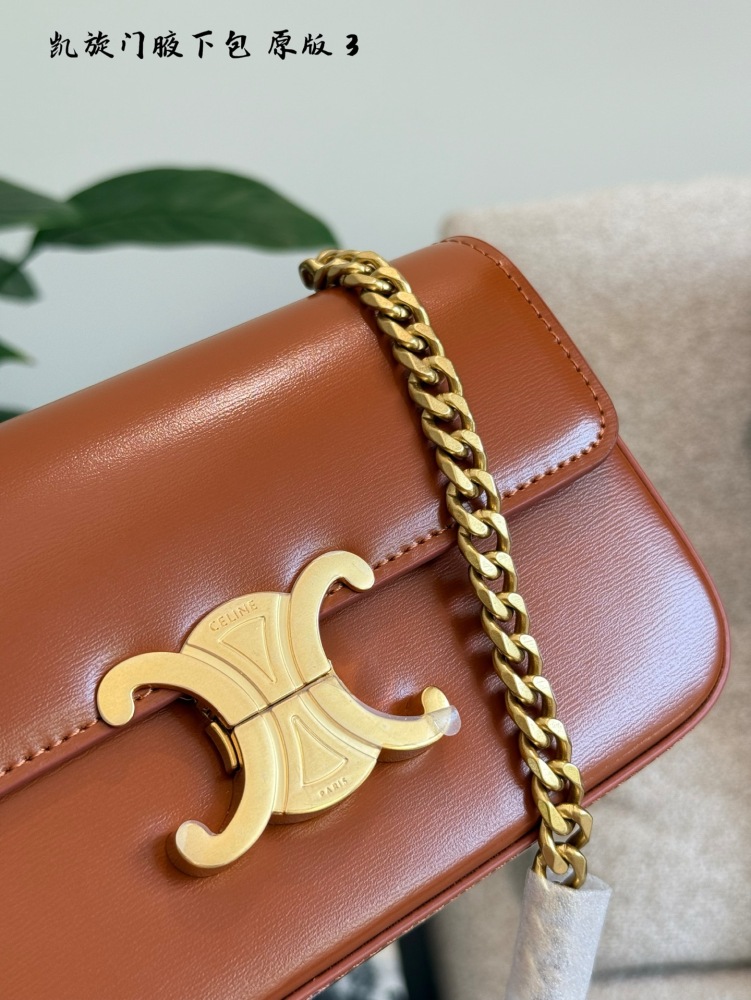 p225
What kind of immortal style is this? It's too explosive
CELINE Triomphe chain armpit bag small
Triumph means "victory, triumph" in French
The inspiration for the double C buckle of the bag comes from the rich paintings of the Arc de Triomphe Squ...