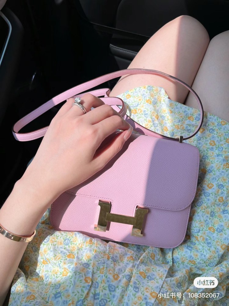 The second one: Kangkang 19constance 3Q cherry blossom powder is also a soft cherry blossom pink series
Paired with Hermes H large silver buckle
Highlighting the small and cute design of the bag
Similarly, the palm leather is really tender
Carrying t...