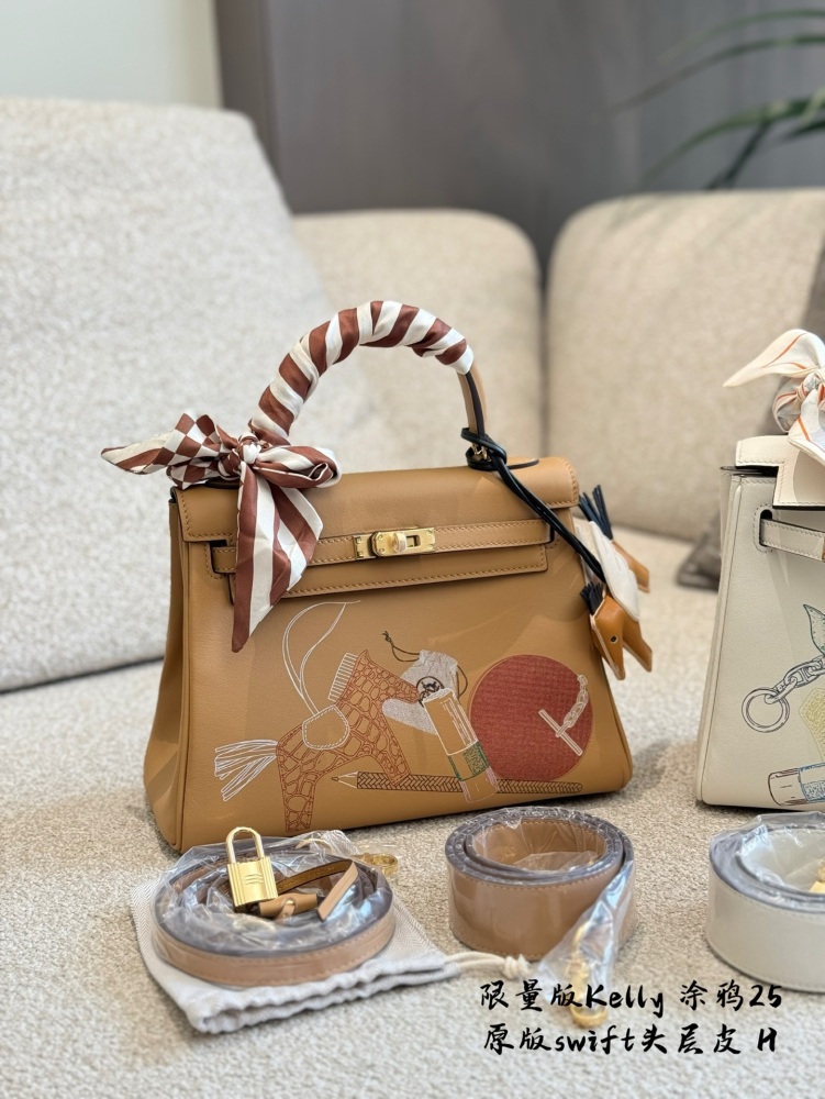p405
Kelly 25 Cream White Graffiti Limited Edition Inandout
Hermes Hermes' limited graffiti in 2021 produced a pair of Kelly 25 cream white color painting and birkin 25 biscuit color with the theme of "Inandout" (sisters who have shared ● before ca...