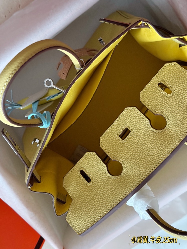 325 345 with complete packaging
size：25cm/30cm
The season for carrying platinum bags has arrived
Bk25 Original Quality ??
Hermes | Birkin 25 Lychee patterned cowhide
That's really amazing, it's both salty and sweet
A stunningly beautiful birkin...