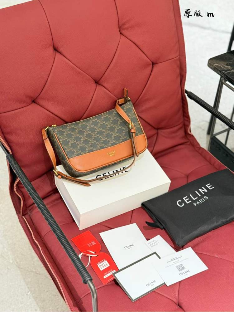 Celine Underarm Bag P205
Celine/Celine Mahjong Underarm Bag#
The bag is more retro and recognizable, and it is very fashionable to carry it by hand or clip it under the armpit!! Although not suitable for crossbody, the shoulder strap can also be adju...