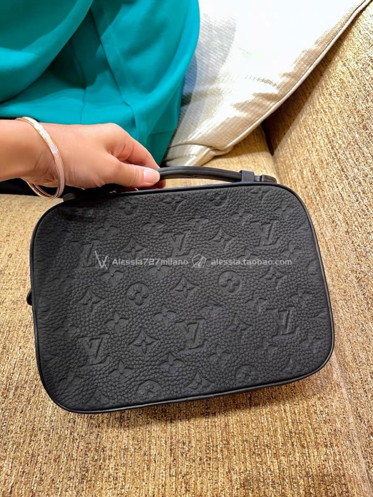 Lvslock men's mailman bag unboxing real shot 0, with super strong texture, classic and versatile capacity, it can fit a large practical circumference
The whole bag body is embossed, and the upper body is so cool, sunny, and handsome
The bag is sturdy...