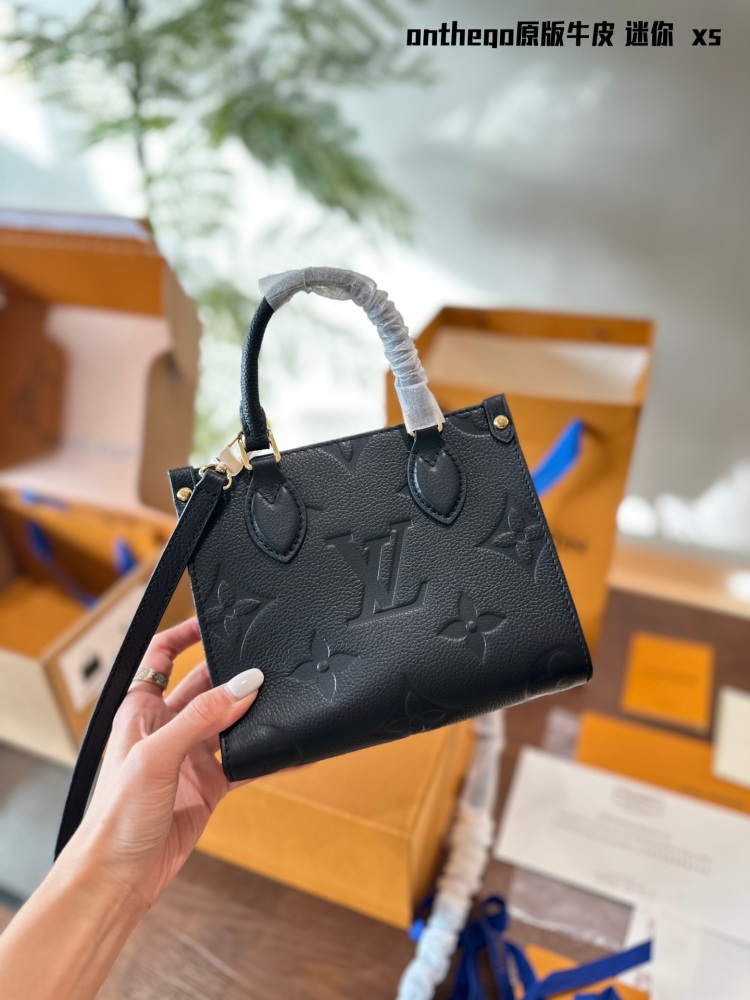 p365
Original cowhide, new mini model
Iv on the go tote can also be sweet and cool
The all-new LV on the go mini tote is high-end and can be slung diagonally. It measures 20 × 19 * 11.5cm and comes with a complete set of new airplane box packaging