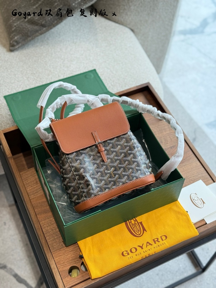 p230
Goyard Alpin Mini Backpack~
The cute little one you like at a glance!
Mini's size is super cute
Size: 23x9.5x19cm with box
