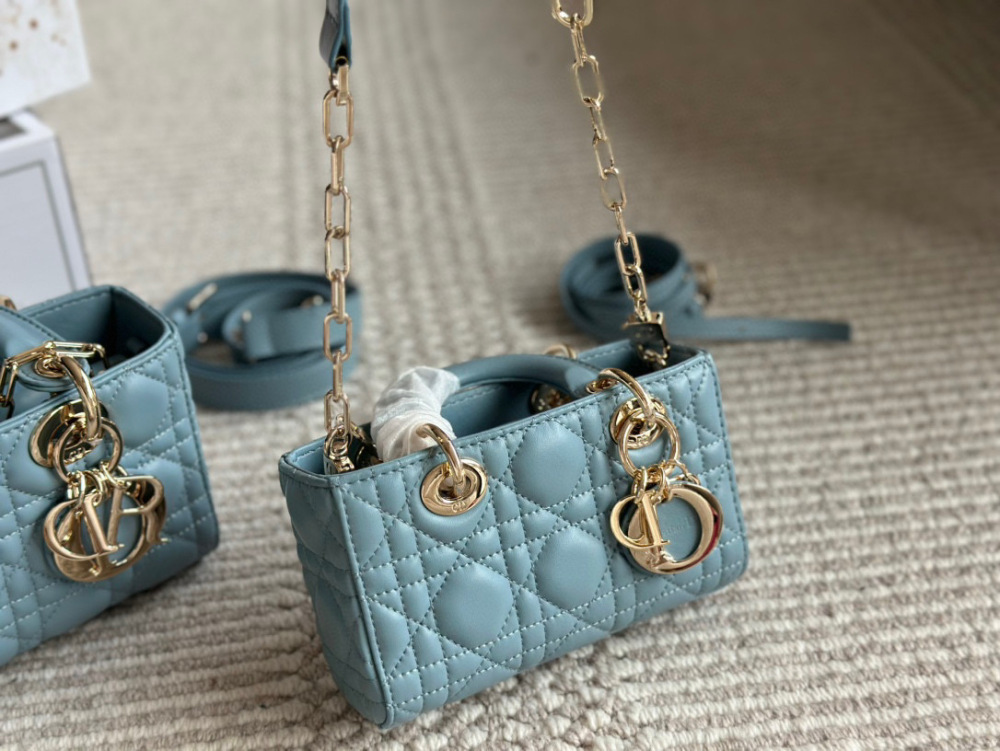、
Dior lady's new long style haze blue full set packaging
Dior's all-new D-joy is making a strong comeback, with the rhythm of a big hit. The bag comes with two shoulder straps and multiple back styles, making the upper body both beautiful and styl...