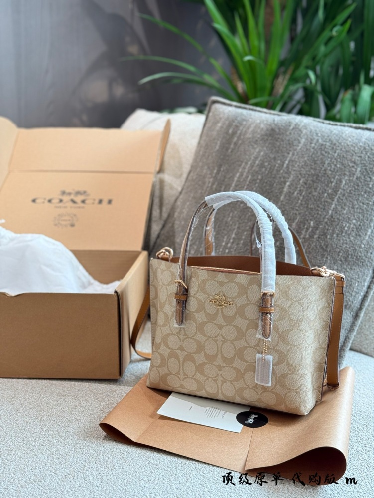 p270
Coach Classic Tote Mollie Tote 25
Classic Tote
Good match, timeless
Practical Capacity
Umbrellas and water bottles can be placed
Can be carried by hand or slung diagonally
You can also DIY shoulder strap airplane box packaging at will