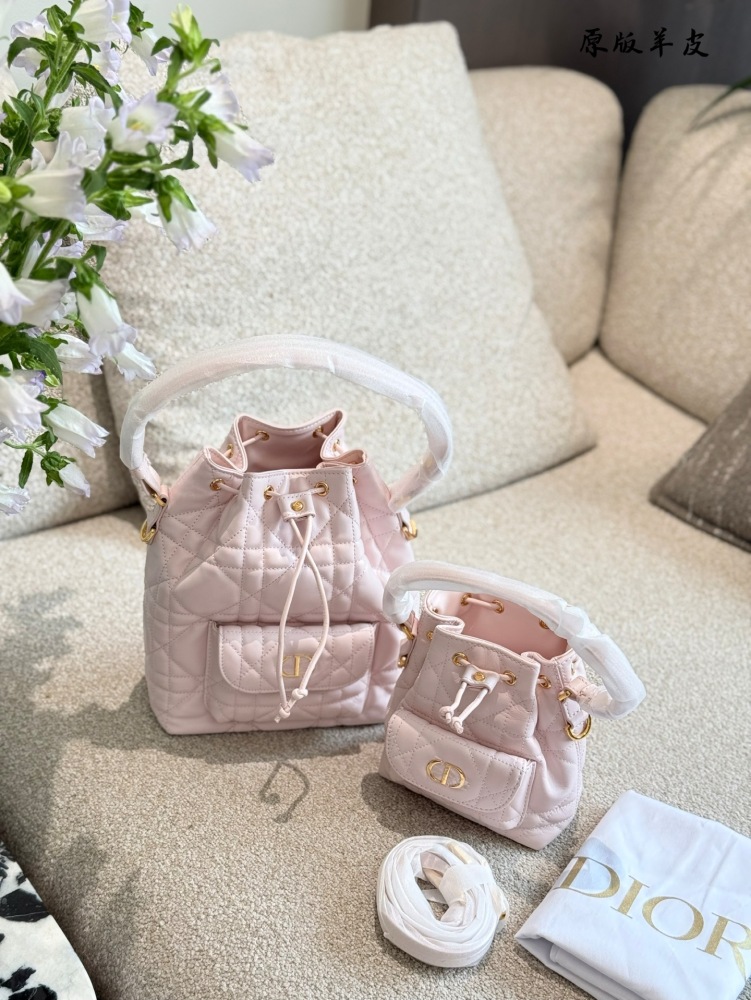 p310p330
The DIORCARO leather goods collection is named after the nickname "CARO" of Mr. Dior's sister, Caterina Dior
Crafted with carefully crafted materials such as sheepskin leather, adorned with oversized wicker patterned stitching and spacious d...