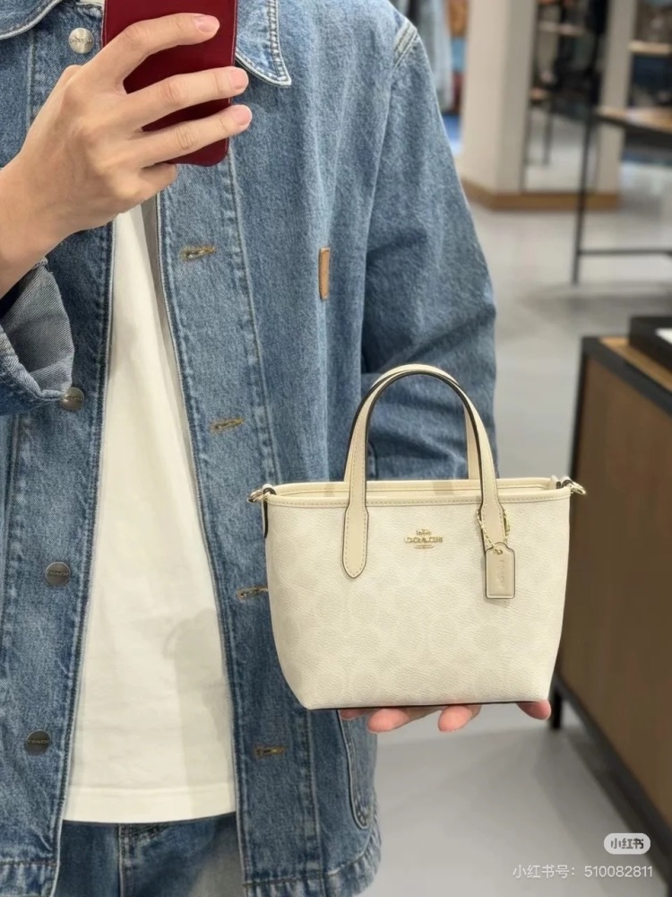Coach | New Mini Tote Glacier White is too beautiful~
Gentle girl should have a girl's heart bag
Paired with long and wide shoulder straps, providing ample comfort
Retro and versatile~