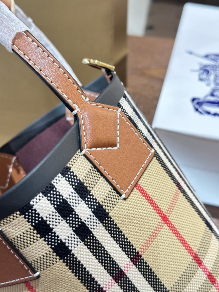 p205
At first glance, it looks like a delicate and tasteful Burberry girl II # Burberry # Burberry
Bbr Mini London Tote Bag, exquisite tote bag, made of cotton canvas fabric, decorated with Burberr * plaid. Paired with adjustable shoulder straps, it ...