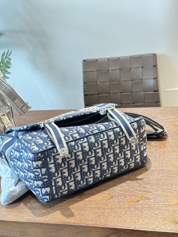 P335 Large
Dior camp mailman bag, casual and exquisite, super tempting ▼
This year's new models are really beautiful
Breaking the traditional definition of "elegance and femininity", it talks about the elegance and beauty of health and vitality
Dio...